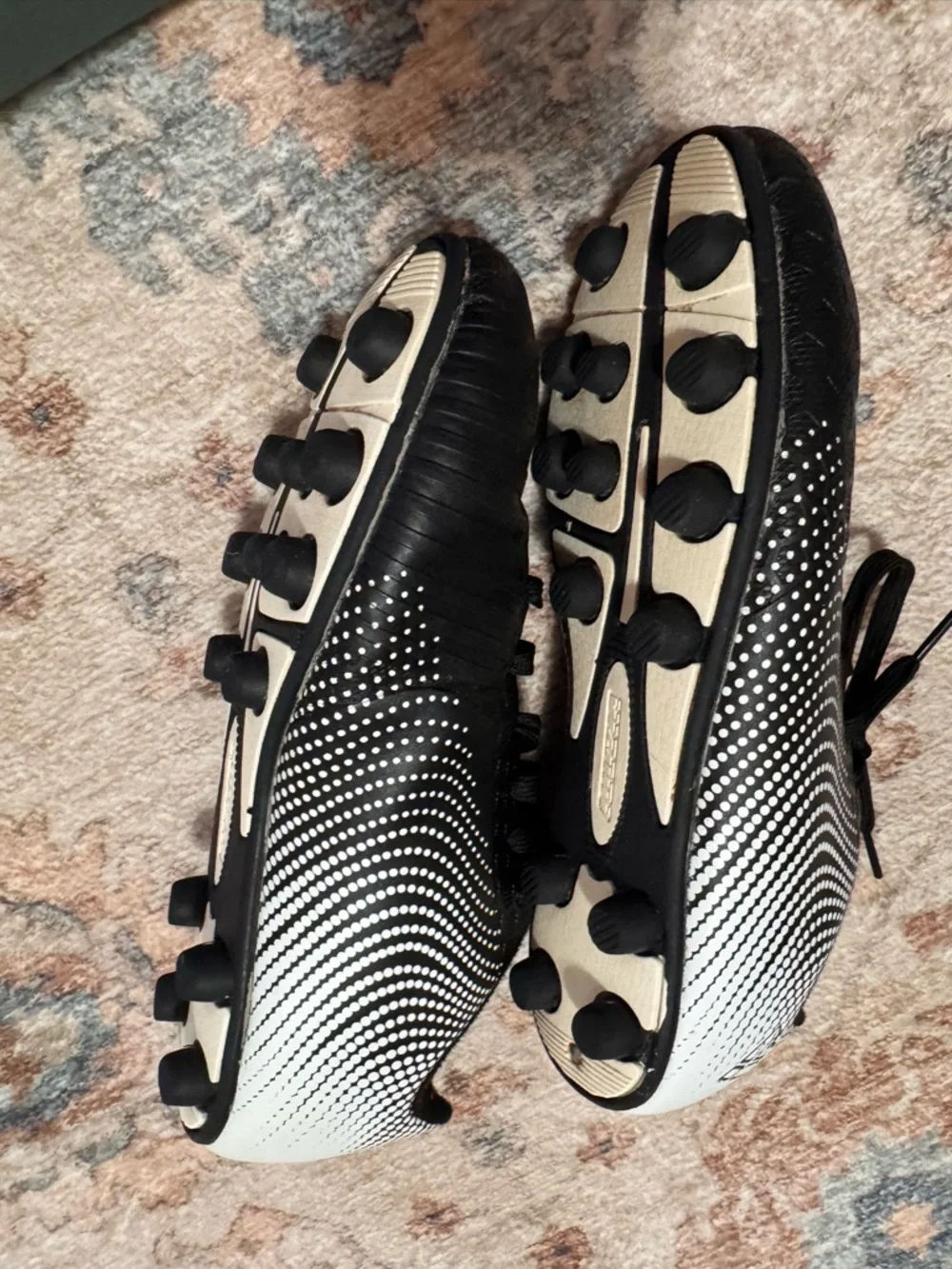 Youth Soccer Cleats- size 5 (big boy)